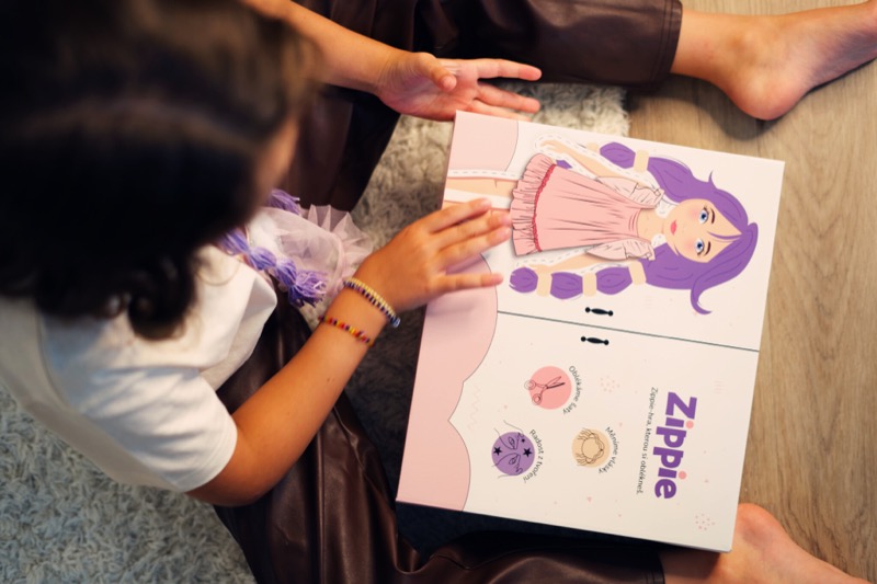 Holčička otevírá Zippie Box